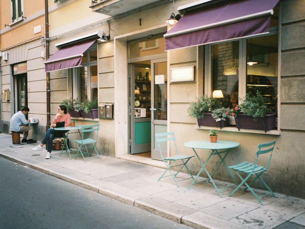 Esterno di una caffetteria di quartiere su strada italiana